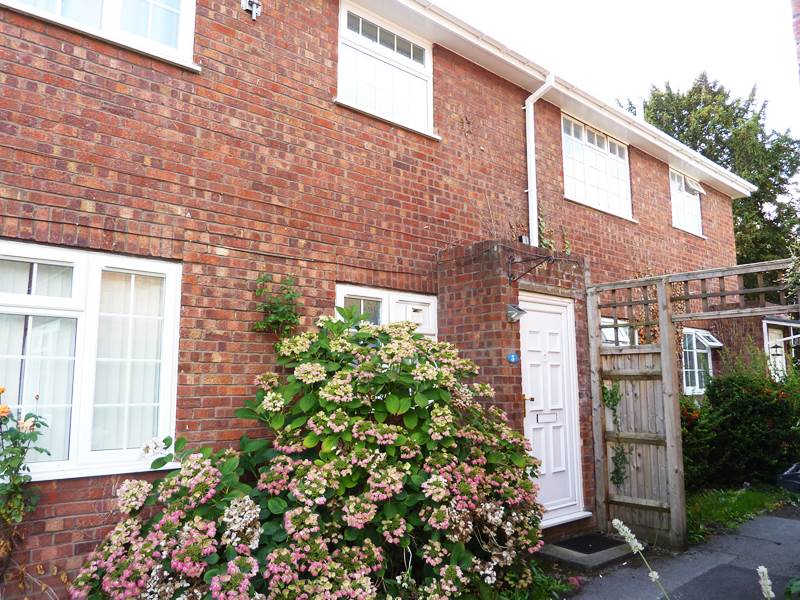 Lettings Property Details, Ray Lea Road, Maidenhead, Hunt & Nash Estate