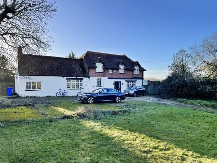 4 bed Detached Property for Sale in Maidenhead, Berkshire SL6 from