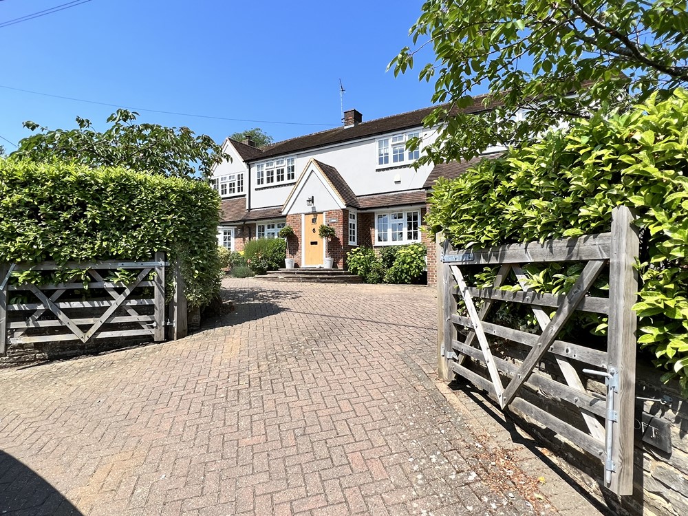 4 bed Detached Property for Sale in Cookham Dean, SL6 from Pike Smith