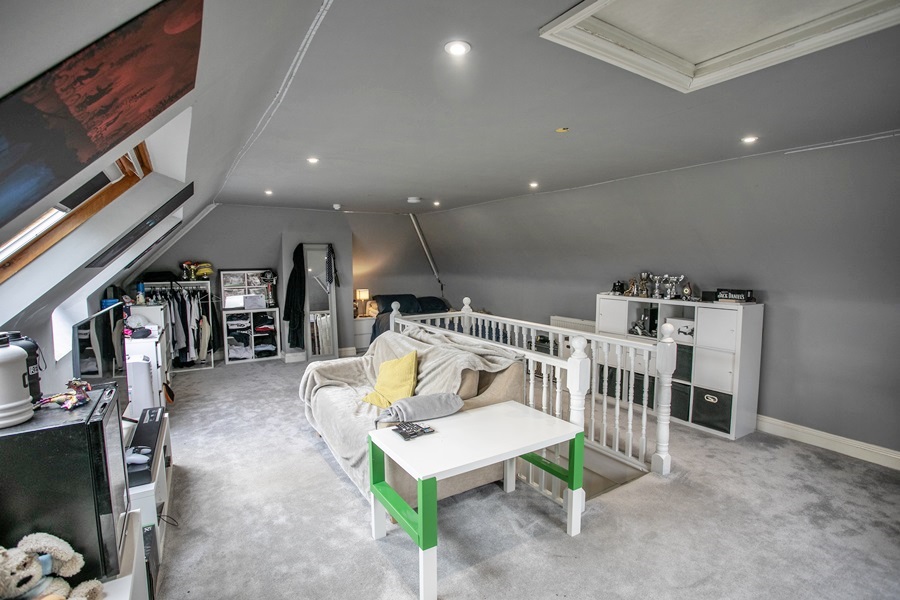 5 bed Detached Property for Sale in White Waltham, Berkshire SL6 from