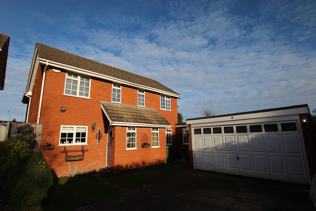 4 bedroom Detached  Property for Sale in Stone,  HP17
