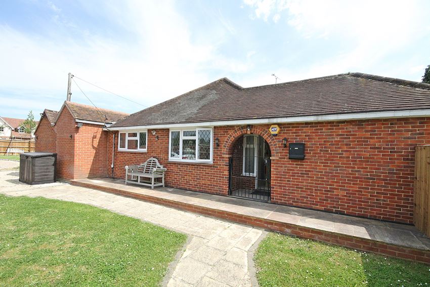 3 bedroom Semi-Detached  Property for Sale in Waltham St Lawrence, Berkshire RG10