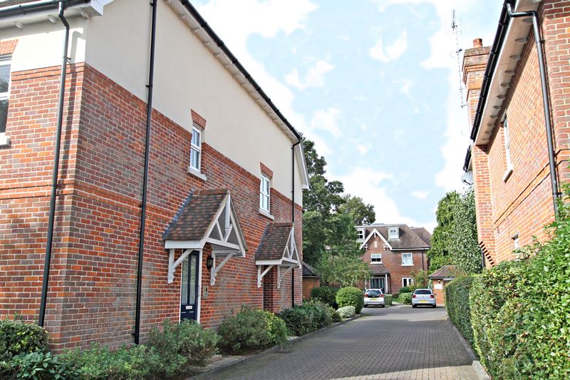 2 bedroom Ground Flat Property for Sale in Cookham,  SL6