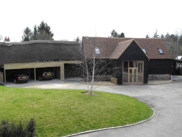 View 2nd barn & garaging