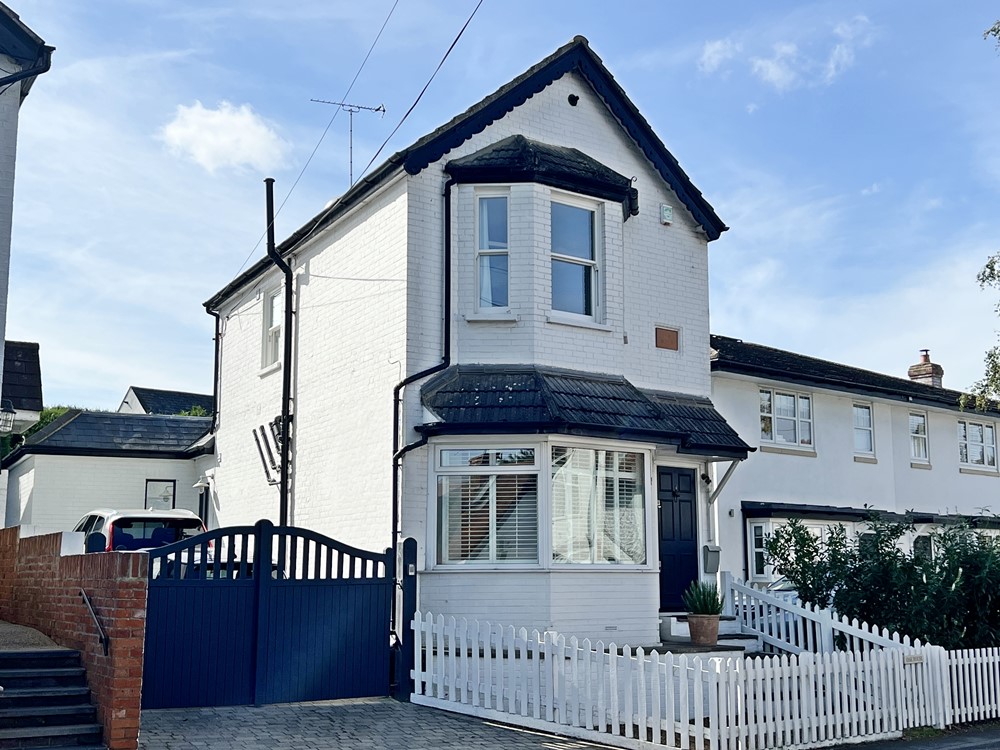 4 bed Detached Property for Sale in Cookham, SL6 from Pike Smith