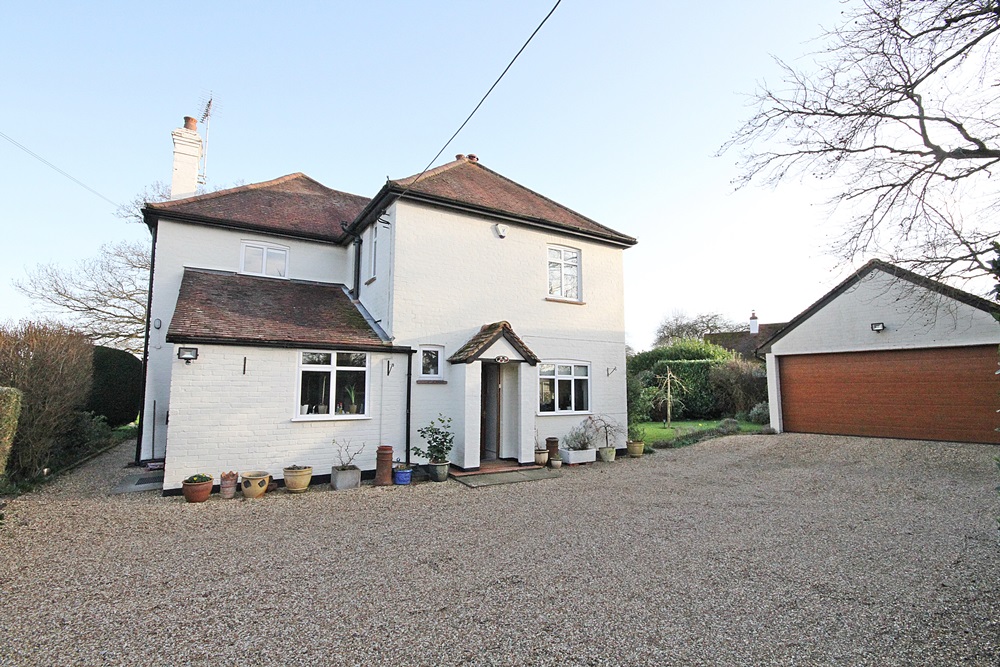 4 bedroom Detached  Property for Sale in Waltham St Lawrence, Berkshire RG10